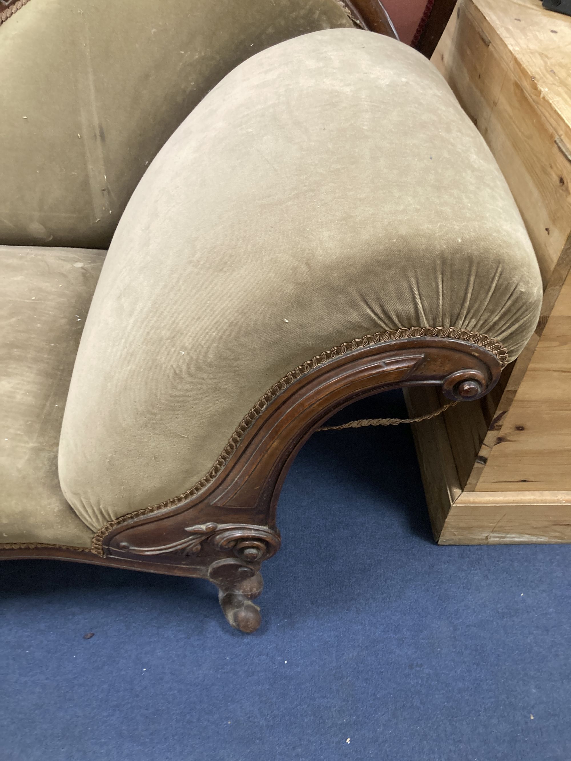 A Victorian mahogany chaise longue, width 190cm depth 70cm height 86cm